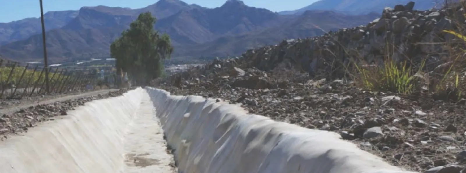 Canal revestido con manto de hormigón en una zona montañosa