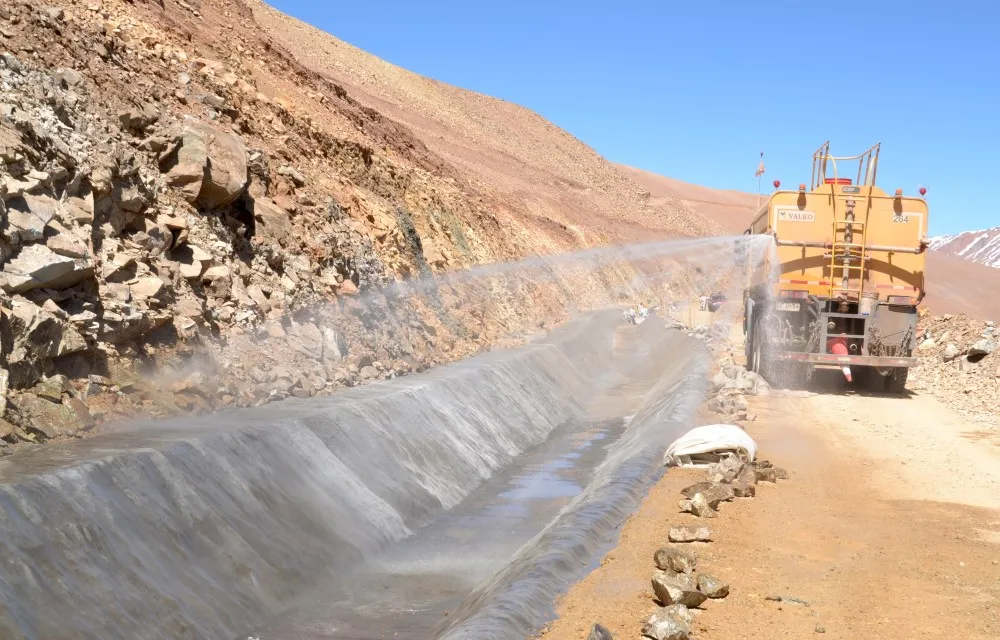 Cuneta vial revestida junto a una carretera