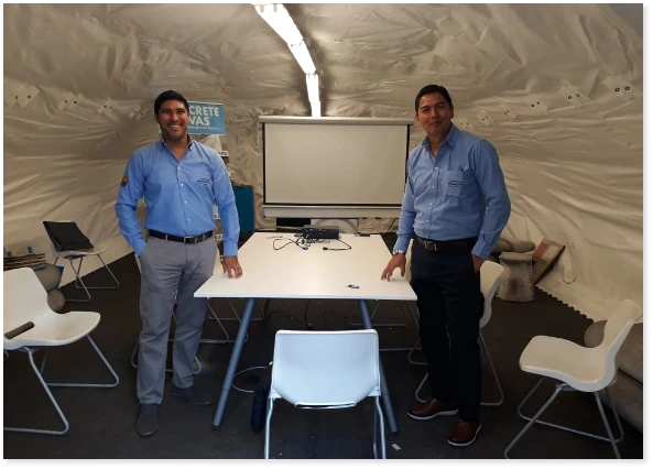 Interior de un refugio de hormigón CCS equipado como sala de reuniones